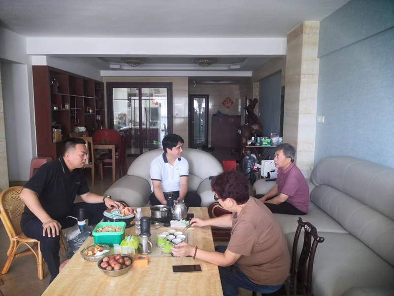 集團工會副主席熊衛與龍巖分公司退休老干部代表江濟強（原龍巖分公司黨委書記）親切交談_副本.jpg