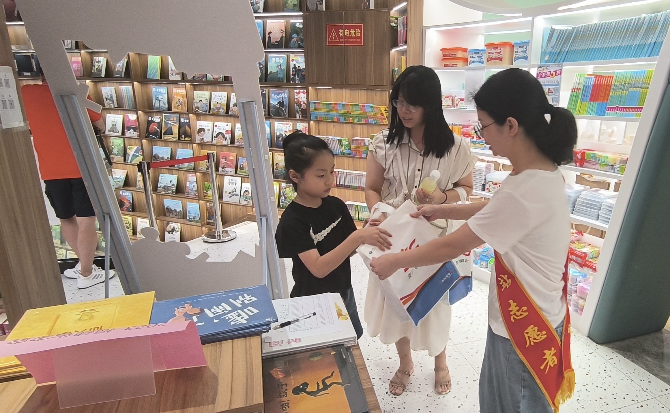 2023.8.26古田分公司愛家驛站志愿者為參加活動的小朋友送上小禮物.jpg