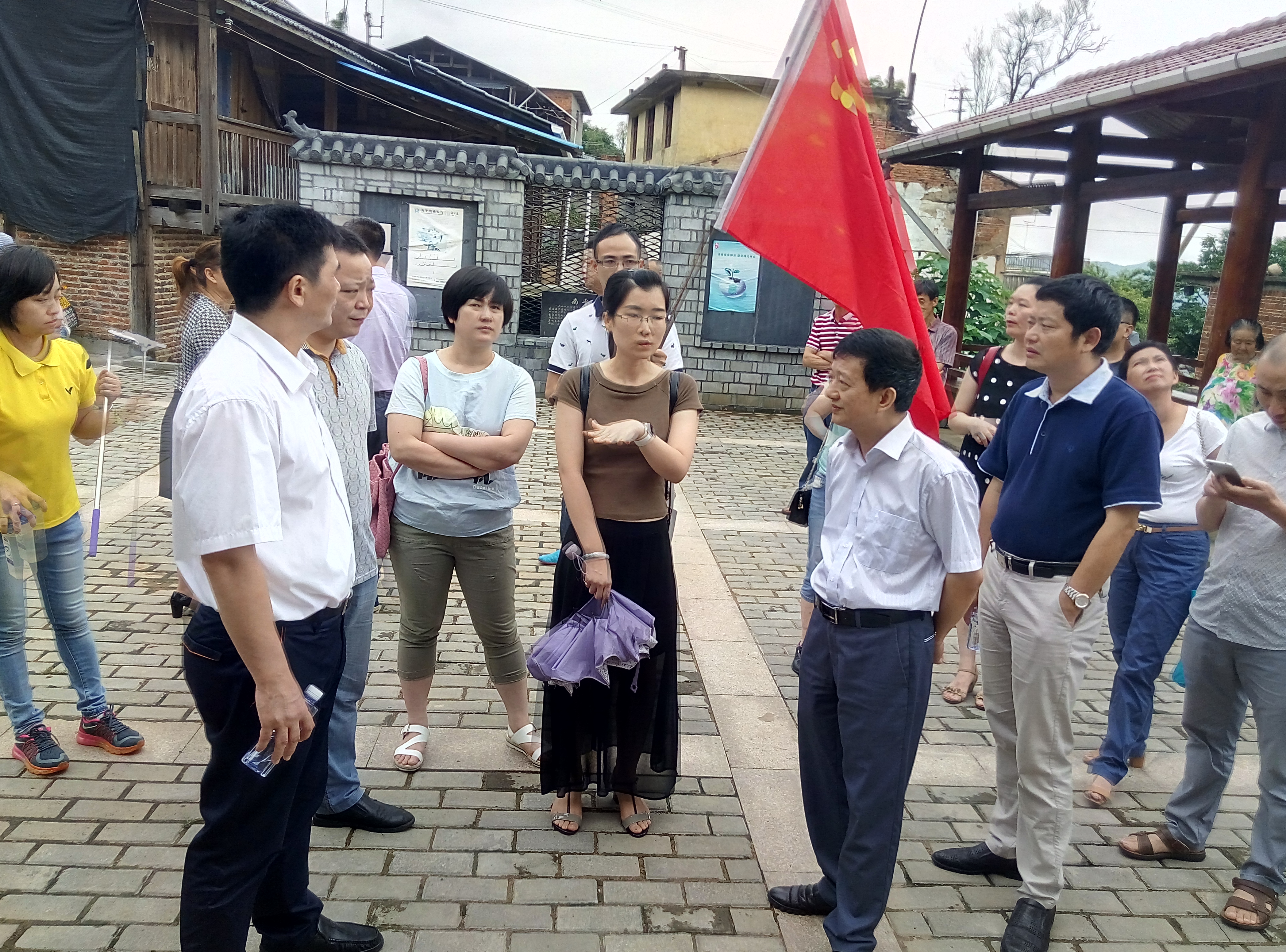 南平分公司領導帶領黨員在南山鎮明洋村開展黨史教育